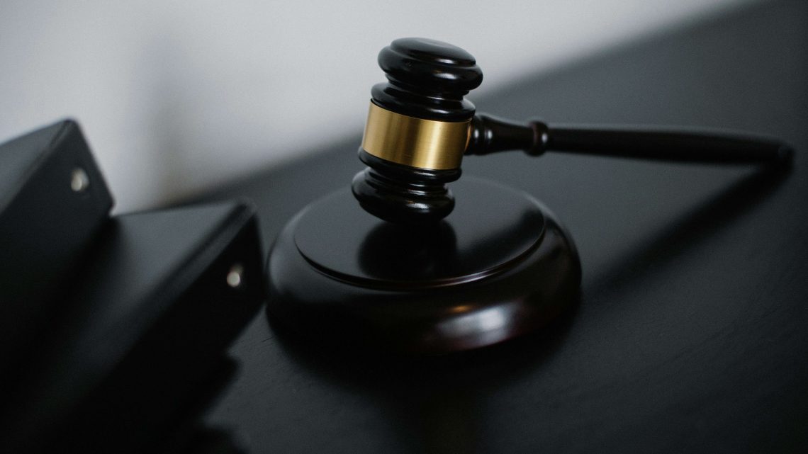 A desk and gavel representing the crackdown on personal injury lawsuits in Georgia